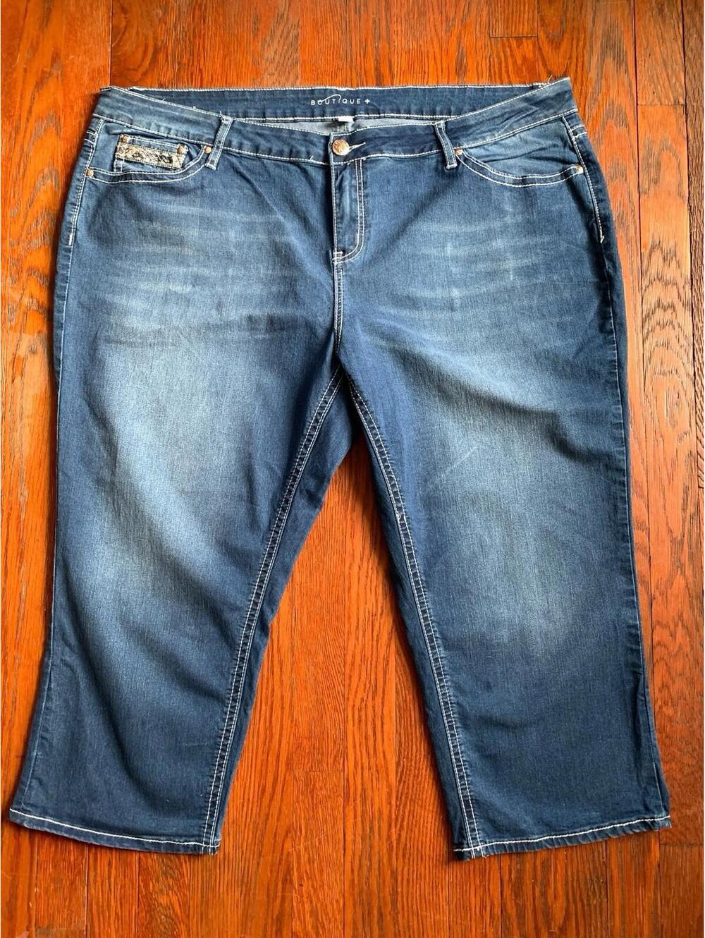 BOUTIQUE + EMBROIDERED RINESTONE MEDIUM WASH DENIM CAPRI JEANS PLUS SIZE 24W